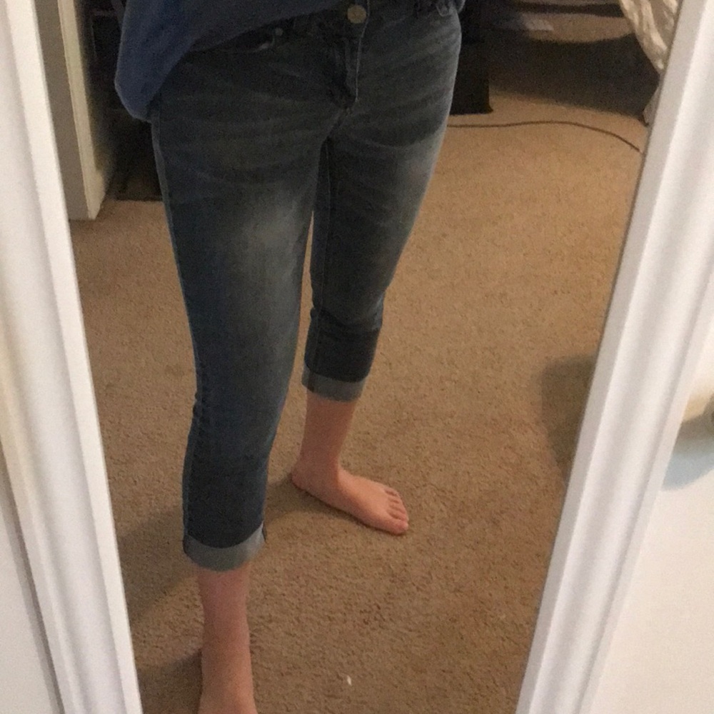 Cropped blue jeans